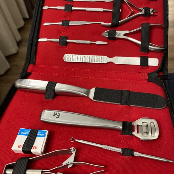 Manicure and Pedicure Tools/Kit - Picture 4 of 12